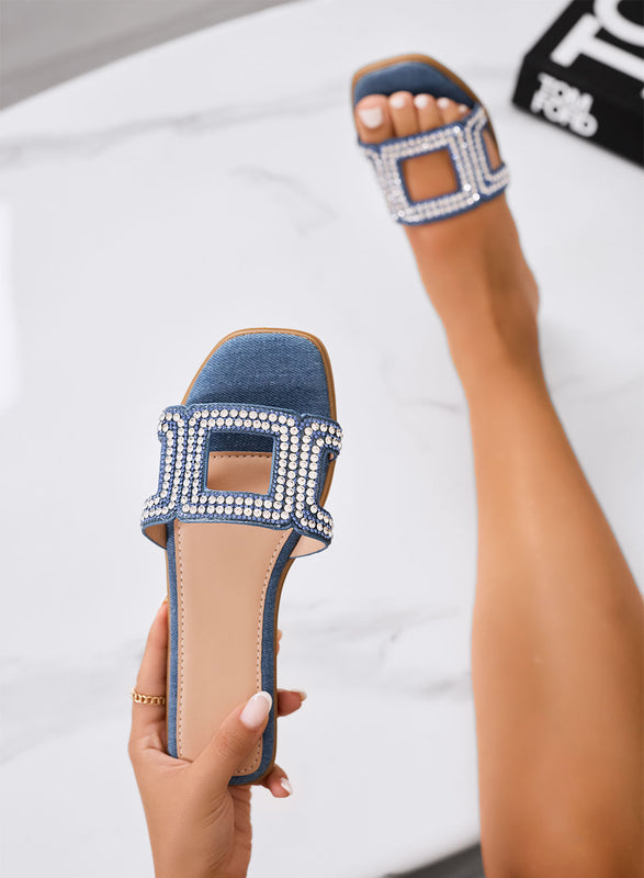 PAOLA - Sandalias bajas azul vaquero con strass y diseño geométrico de tira