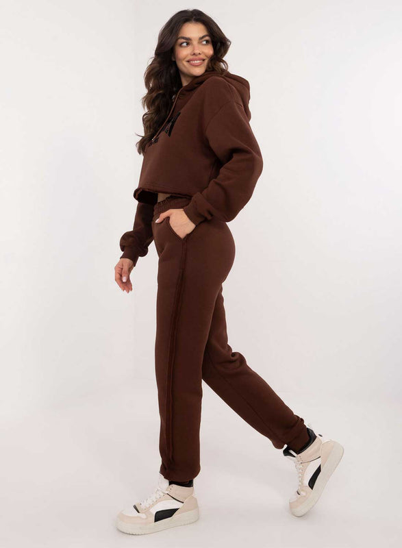 Conjunto marrón de dos piezas afelpado con inscripción Brooklyn