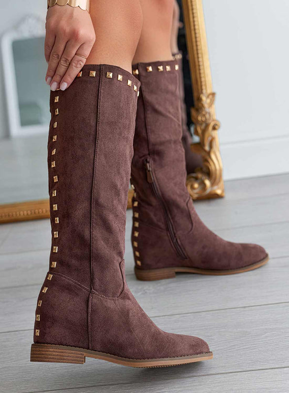 Bottes Alexoo en daim marron avec semelle compensée intérieure et clous