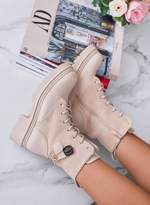 GEMMA - Bottines beige style militaire avec broche ourson doré