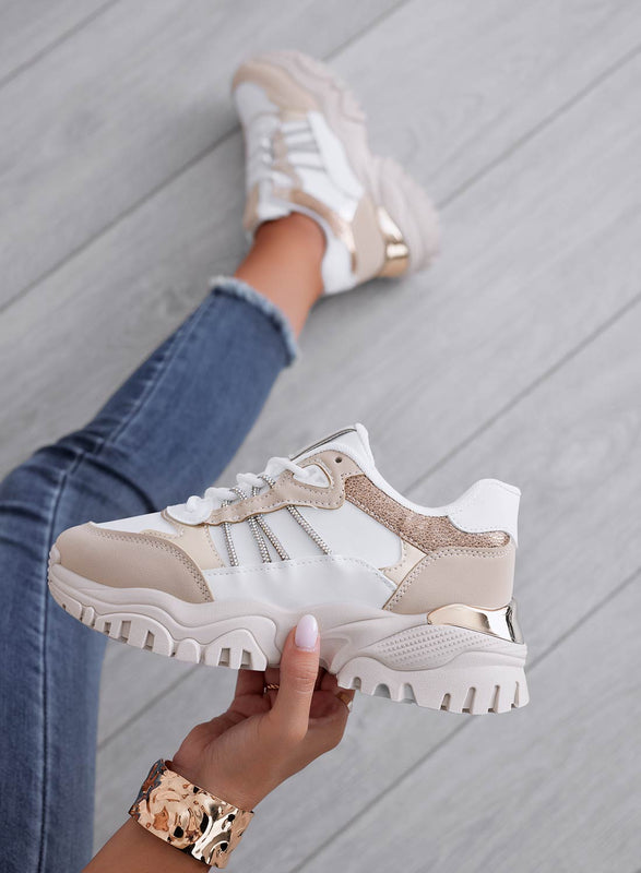 Zapatillas blancas con detalles beige y dorados