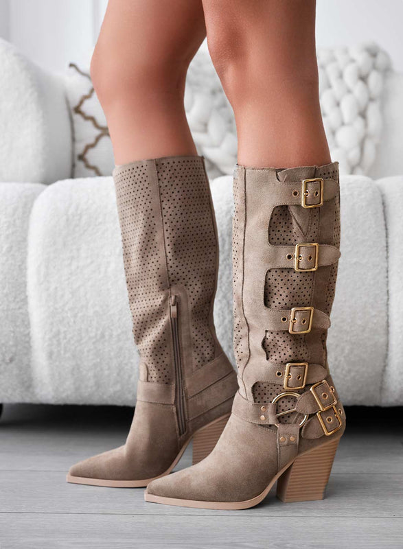 SERA - Botas camperas khaki troqueladas con hebillas doradas