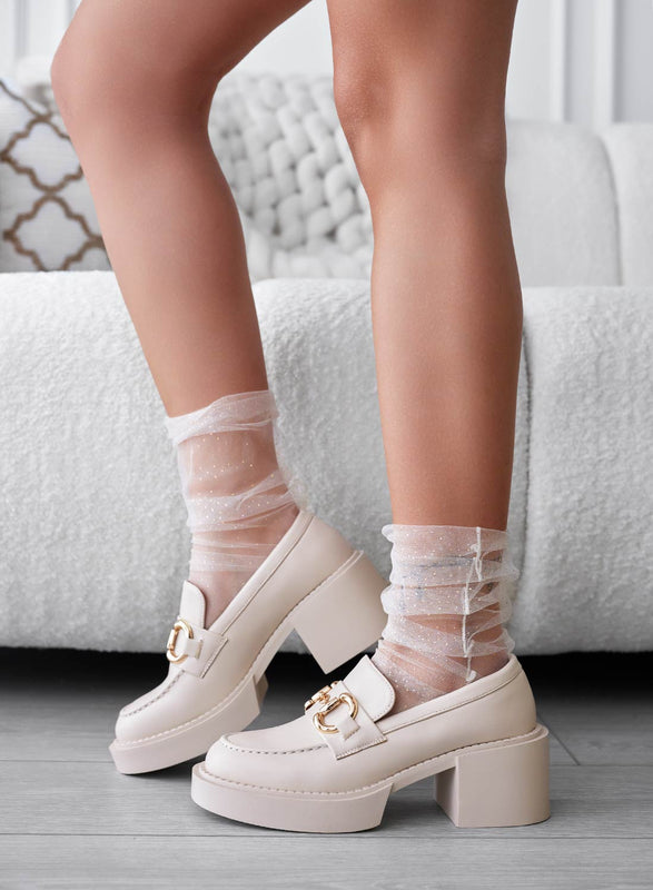 Mocasines beige con plataforma y hebilla dorada