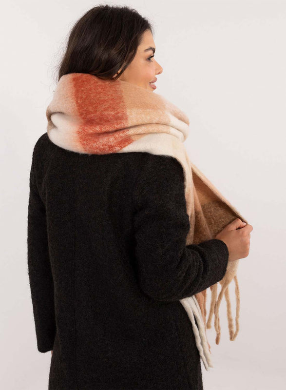 Bufanda oversize en tonos beige camel