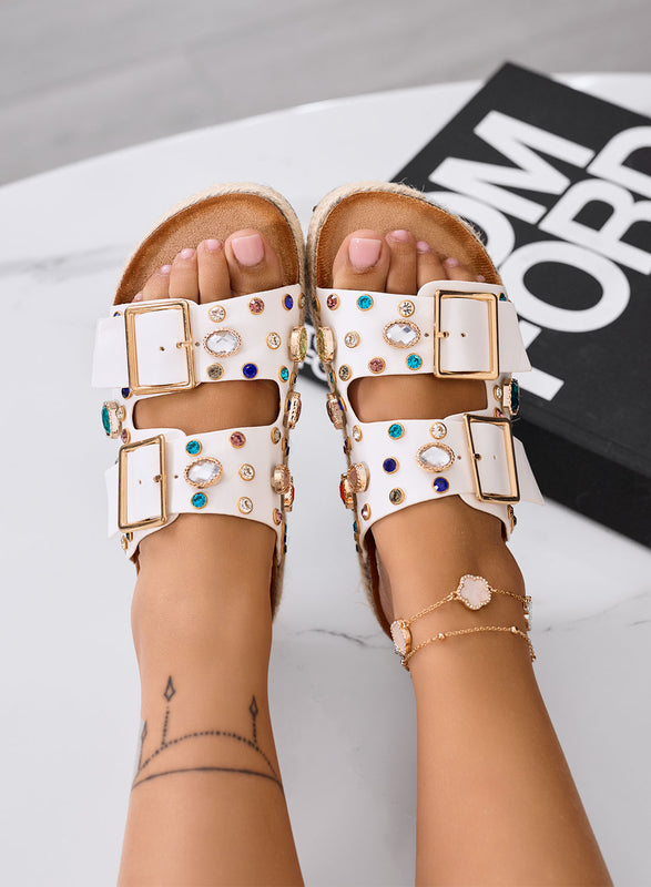 PRISCILLA - Sandalias blancas tipo chancla con plataforma, maxi hebillas y piedras de colores