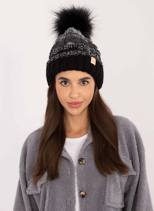 Gorro negro con forro interior y pompón