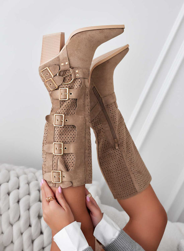 SERA - Botas camperas khaki troqueladas con hebillas doradas