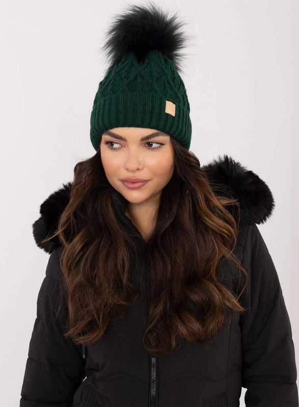 Bonnet vert matelassé avec pompon en fausse fourrure