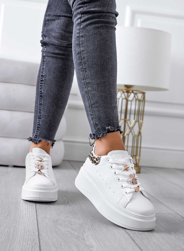 Zapatillas blancas con apliques dorados y parte trasera animal print