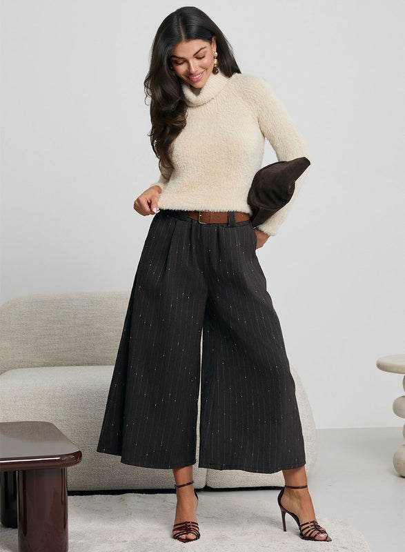 Suéter beige de cuello alto con textura peluda