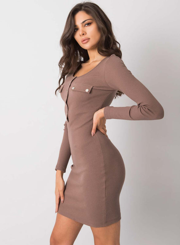 Robe en maille couleur boue avec boutons dorés