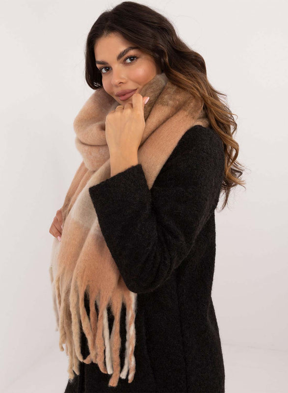 Bufanda oversize en tonos beige camel