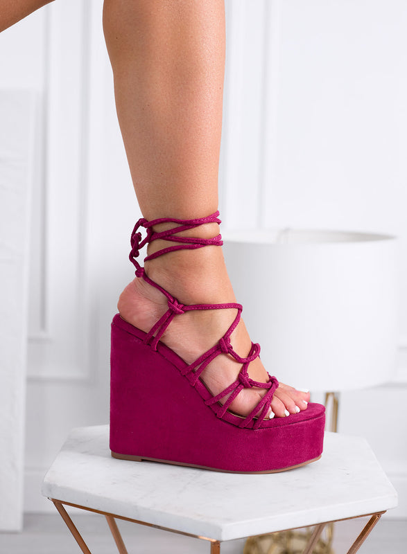 Sandales fuchsia à semelles compensées et lacets entrelacés à la cheville