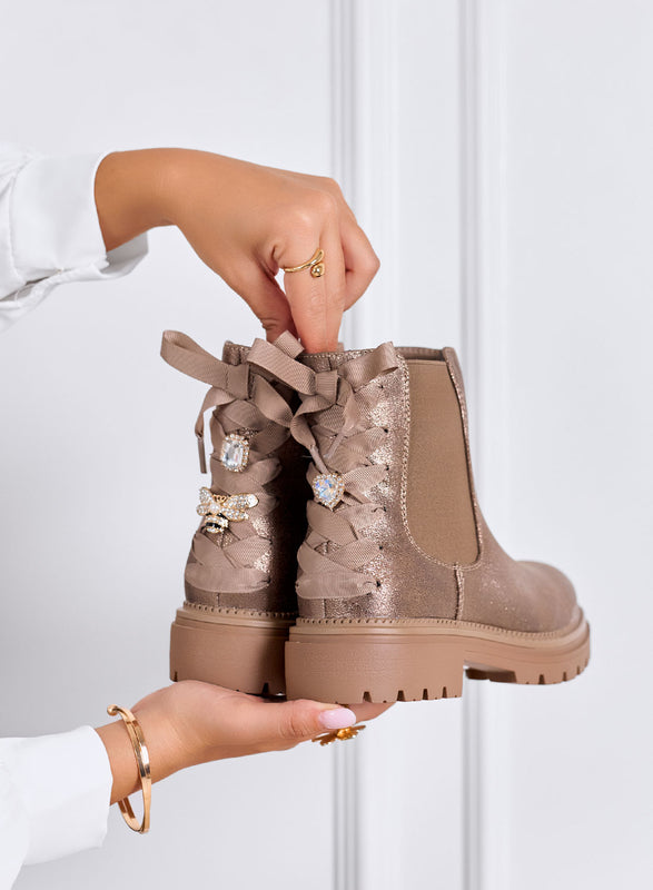 DANIELA - Botines tipo anfibio en bronce con lazo y detalles de joya en la parte trasera