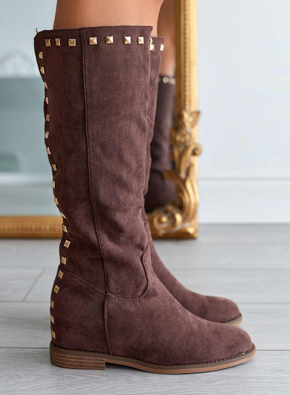 Bottes Alexoo en daim marron avec semelle compensée intérieure et clous