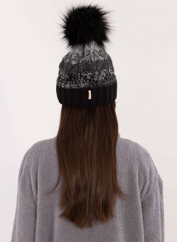 Gorro negro con forro interior y pompón