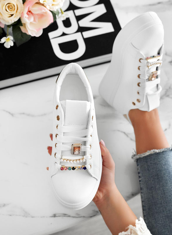Zapatillas blancas con apliques de joya y parte trasera dorada