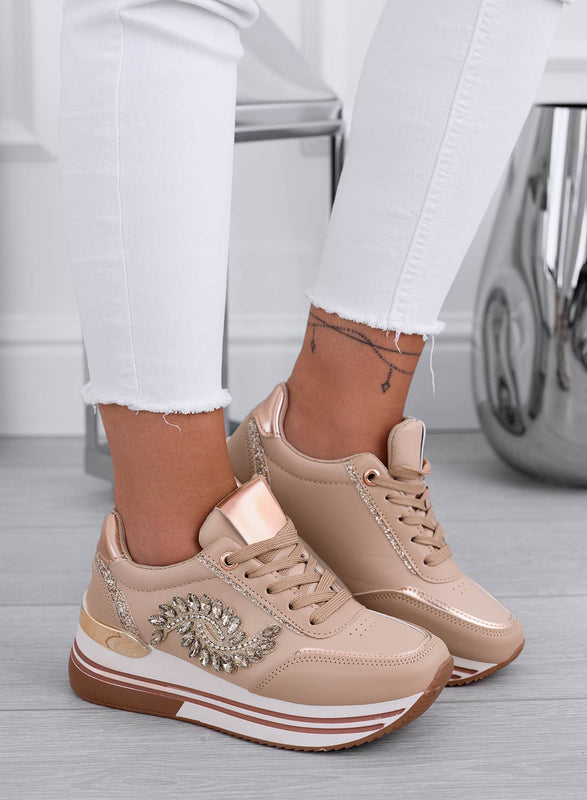 Baskets couleur boue avec application bijou doré
