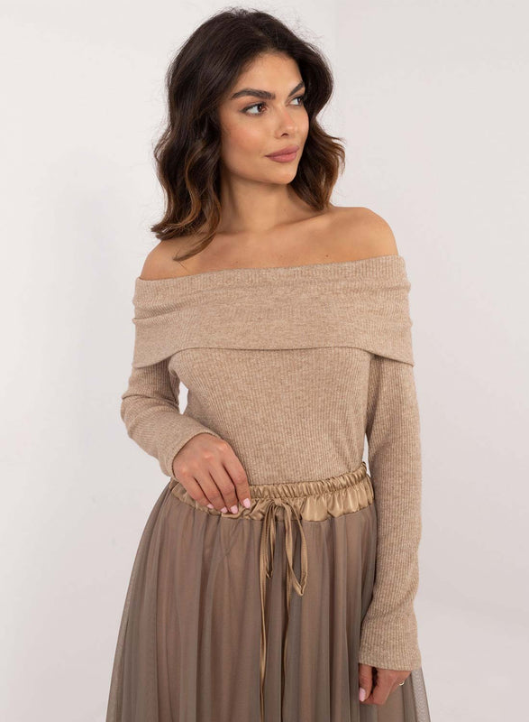 Jersey beige con escote barco