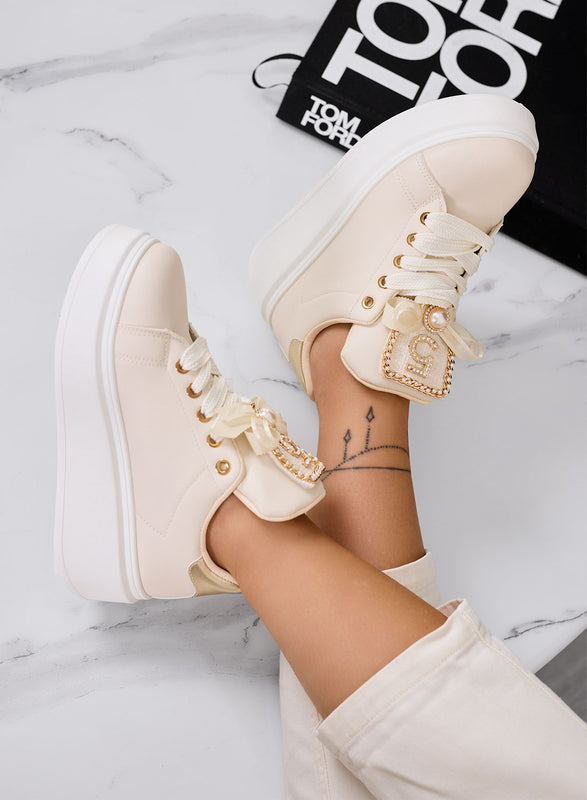 VALENTINA - Zapatillas beige con plataforma, número 5 y detalle de perla