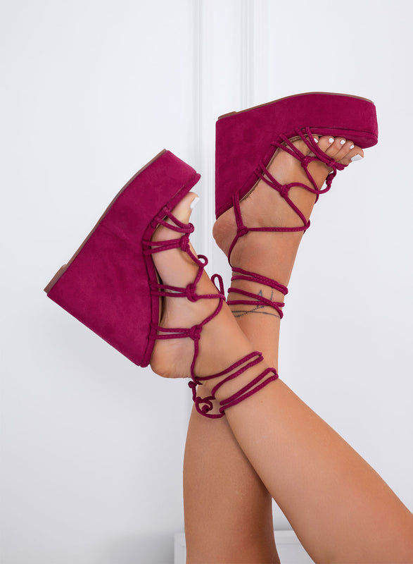 Sandales fuchsia à semelles compensées et lacets entrelacés à la cheville