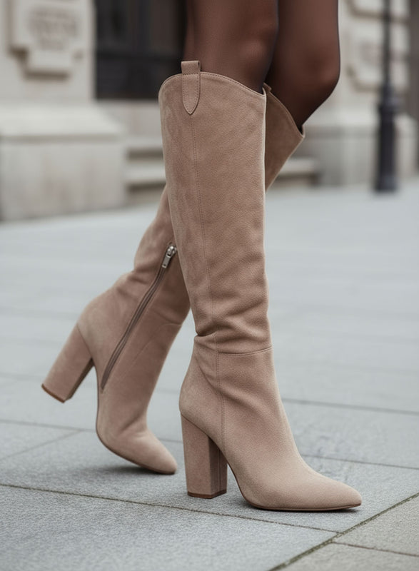 CASSIA - Bottes hautes taupe à talon large et bout pointu