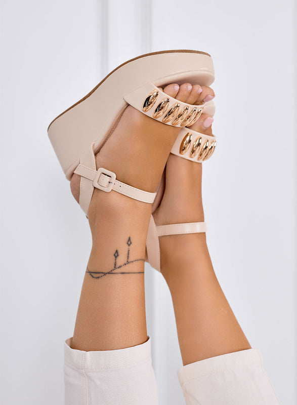 GWENDA - Beige platform sandals with large gold studs and ankle strap