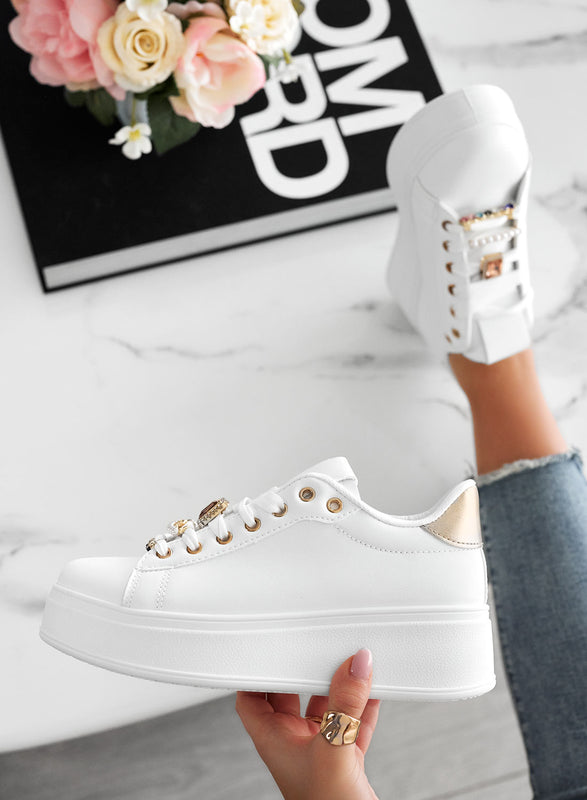 Zapatillas blancas con apliques de joya y parte trasera dorada