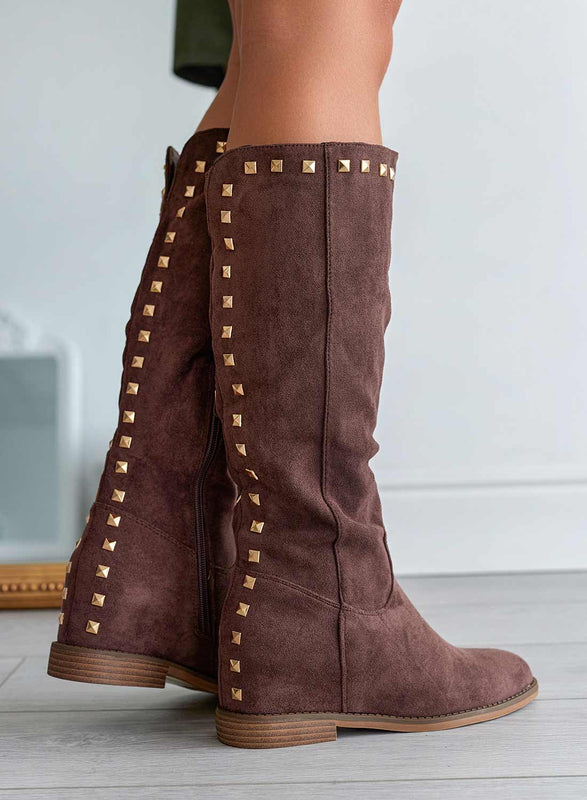 Bottes Alexoo en daim marron avec semelle compensée intérieure et clous