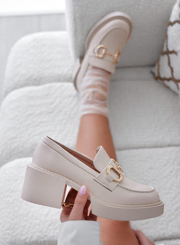 Mocasines beige con plataforma y hebilla dorada