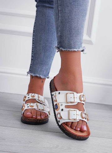 GIULIA - Sandalias blancas tipo chancla con piedras y hebillas