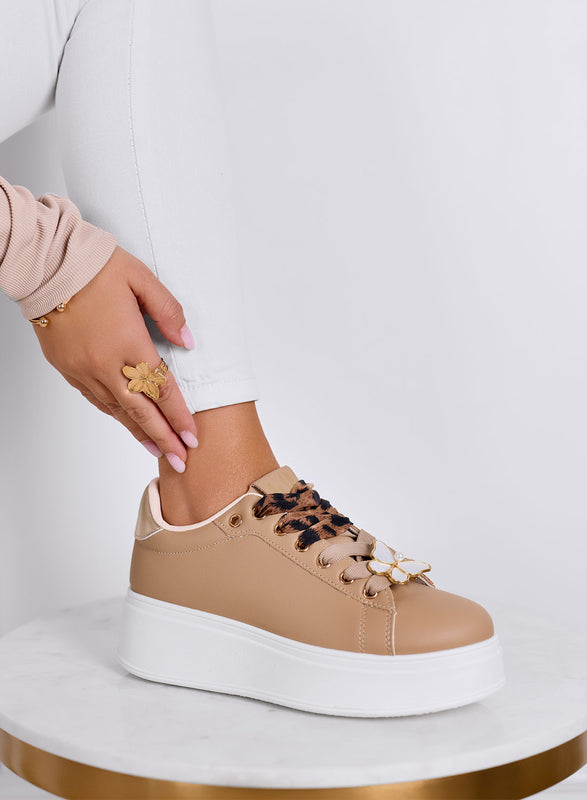 LAURA - Baskets plateforme taupe avec lacets imprimé animal et détails bijoux