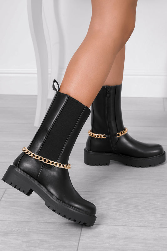 JASMINE - Black boots with sidespring and golden chain