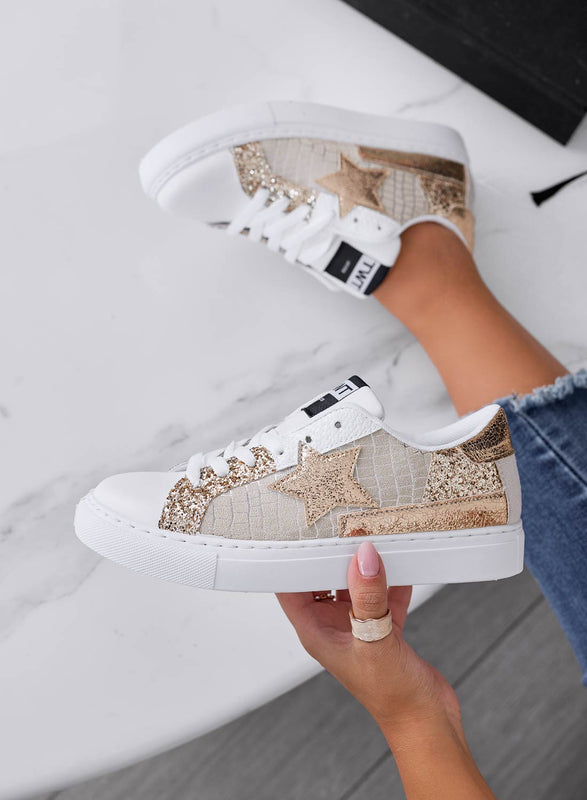 Zapatillas blancas con detalles beige y glitter dorado