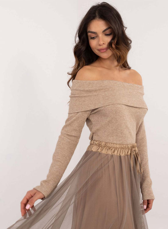 Jersey beige con escote barco