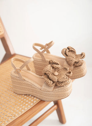 BOEMIA - Sandali beige in rafia con zeppa e fiore
