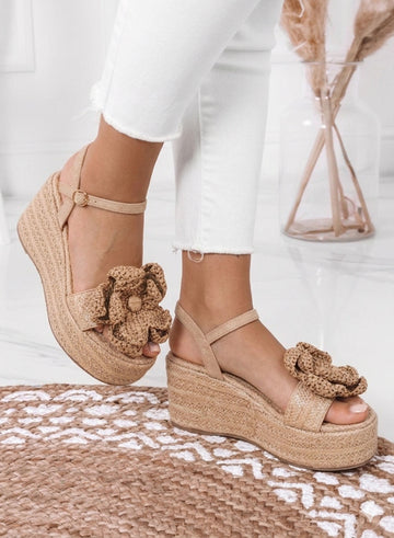 BOEMIA - Sandali beige in rafia con zeppa e fiore