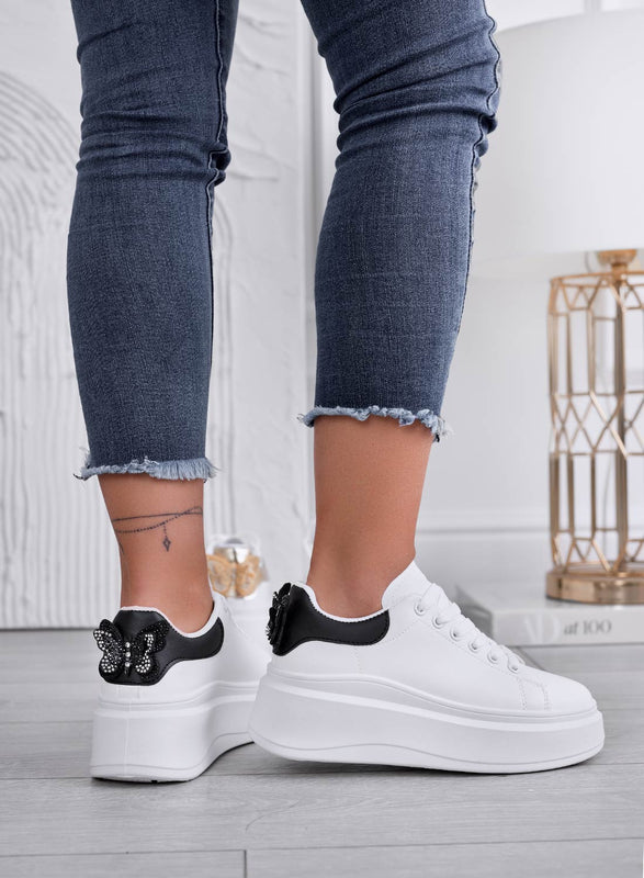 CRISTINA - Zapatillas blancas con talón negro y mariposa joya