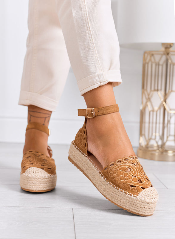 CRISTY - Espadrilles camel brodées avec bride à la cheville et semelle plateforme en corde