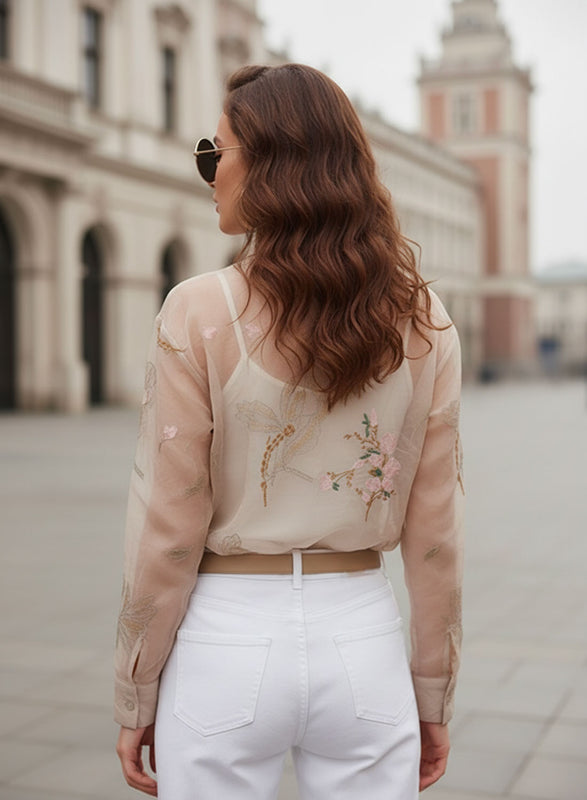 Camisa de mujer en organza rosa con flores bordadas