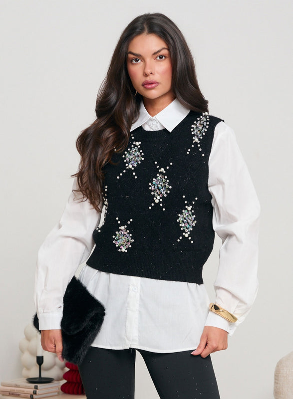 Camisa blanca con chaleco negro decorado con lentejuelas y perlas