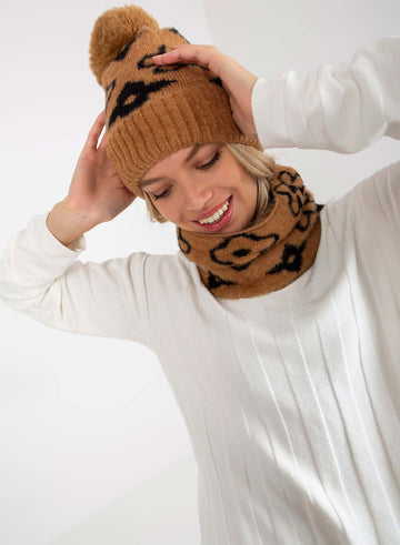 Gorro camel acolchado con pompón