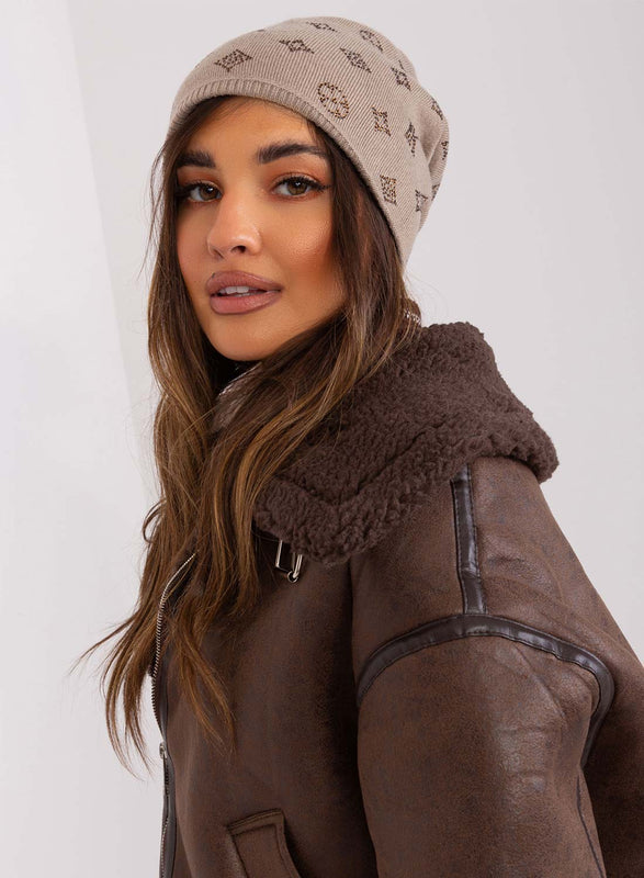 Sombrero acolchado color barro con aplicaciones de strass