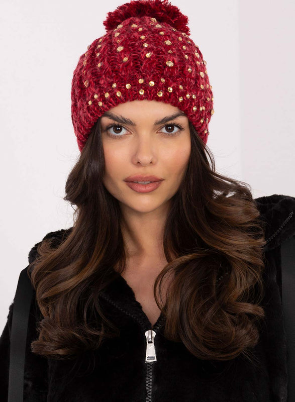Cappello rosso imbottito con strass e pompon