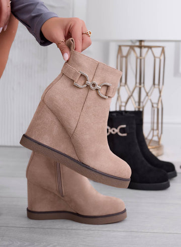 DONER - Botines color barro con cuña y adorno de joya dorada