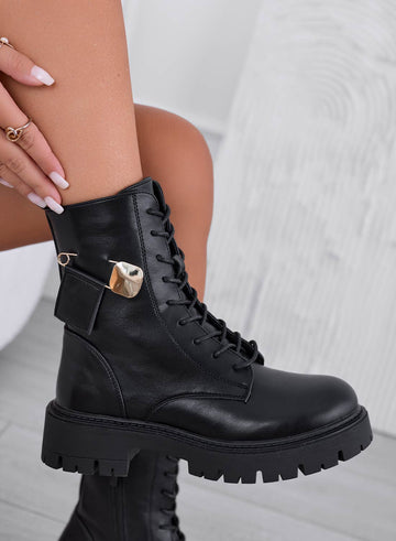 Botines negros tipo militar con broche dorado