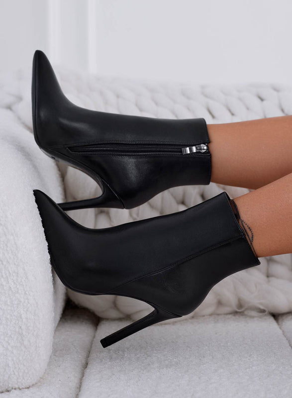 EVAA - Black ankle boots with high stiletto heels