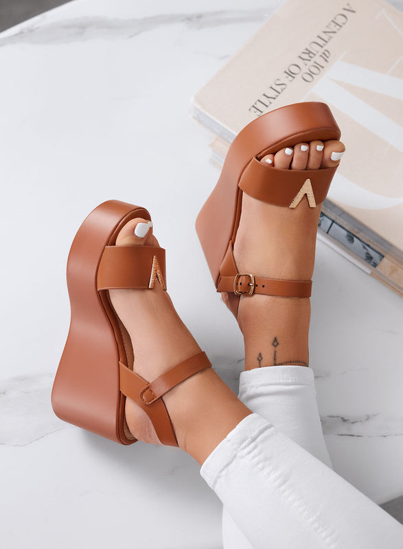 FABIANA - Camel sandals with wedge and gold V detail