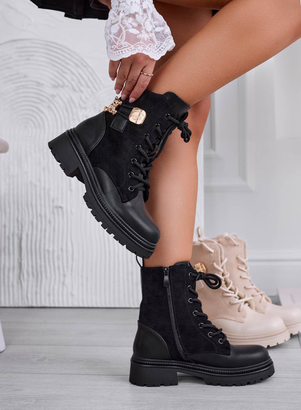 GEMMA - Bottines noires style militaire avec broche teddy dorée