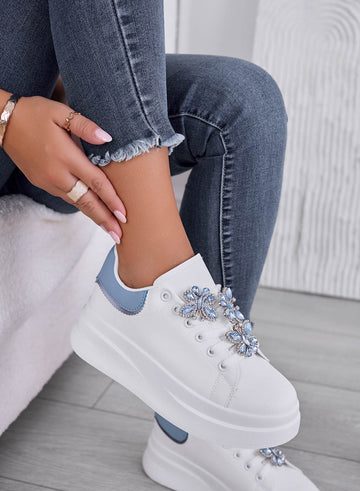 IRENE - Baskets blanches avec talon bleu clair et papillons bijoux